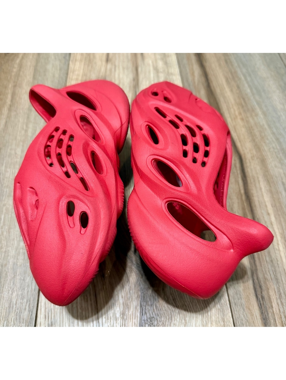 Yeezy Adidas Foam Runner Vermilion Red Slip On Sneakers GW3355 Kids Size 4 EUC - Picture 3 of 9